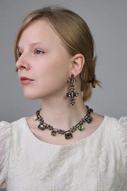 Колье геометрия с кристаллами серого, зеленого, желтого и оттенка хаки, оттенок графит