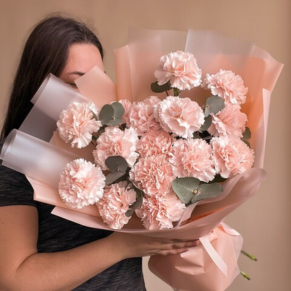 Кремовые гвоздики (диантусы) с эвкалиптом 15 шт