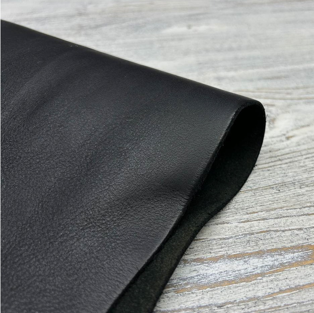 Прочная кожа для сумок, рюкзаков из Италии цвет черный артикул Vacchetta