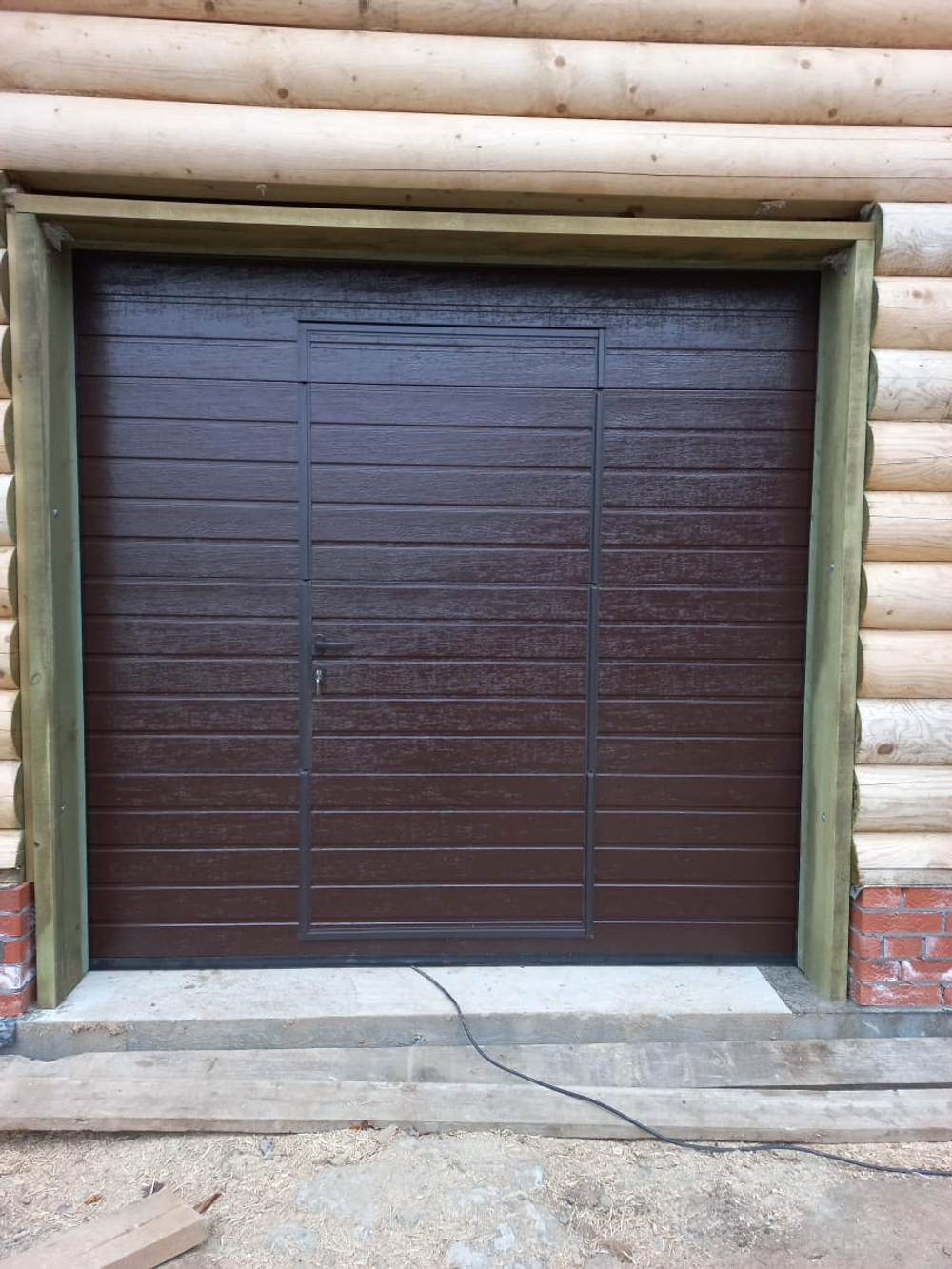 Ворота Алютех серии TREND (со встроенной калиткой, накладной монтаж)