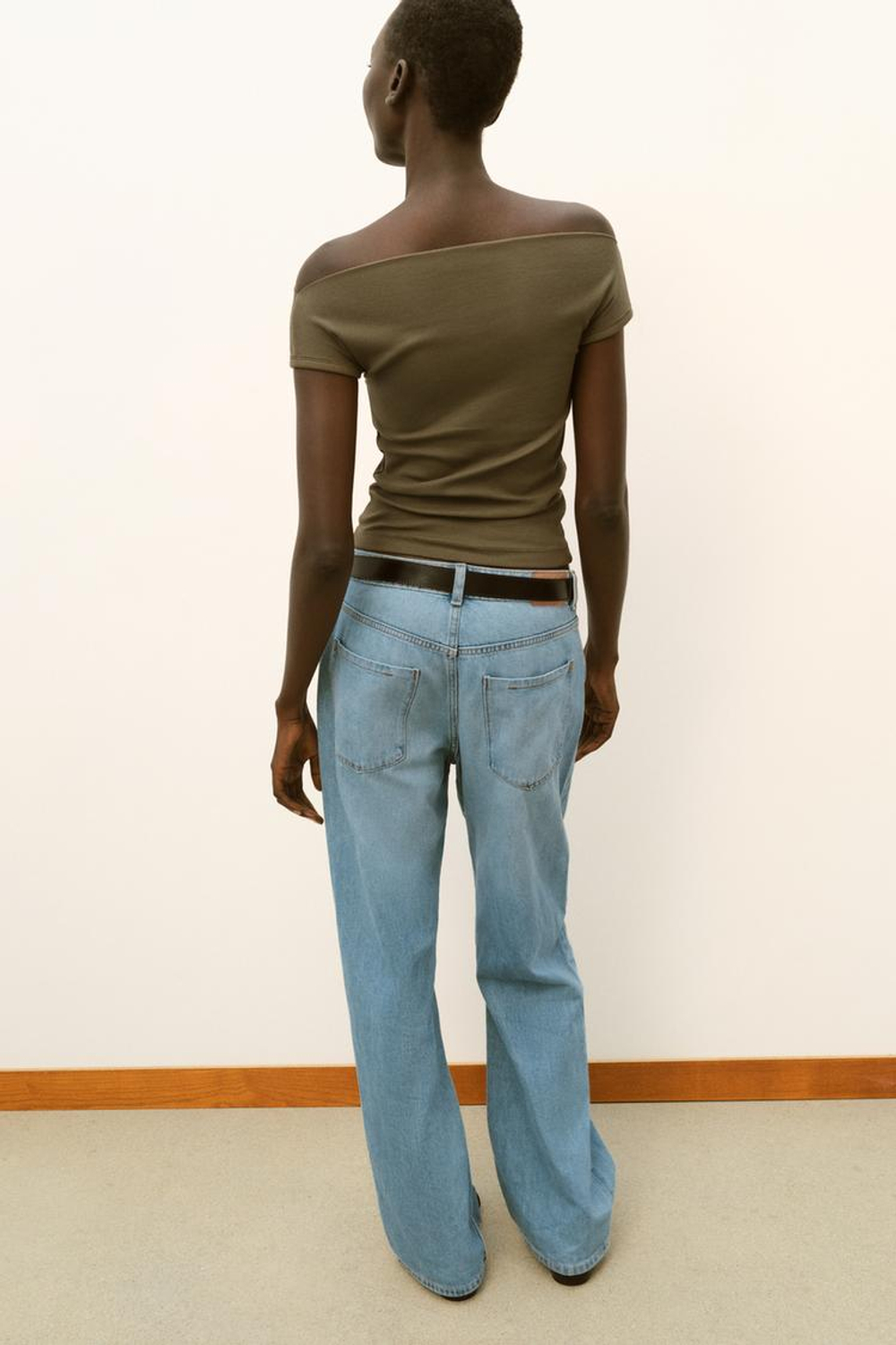 ZARA ФУТБОЛКА С ВЫРЕЗОМ ЛОДОЧКОЙ, ХАКИ