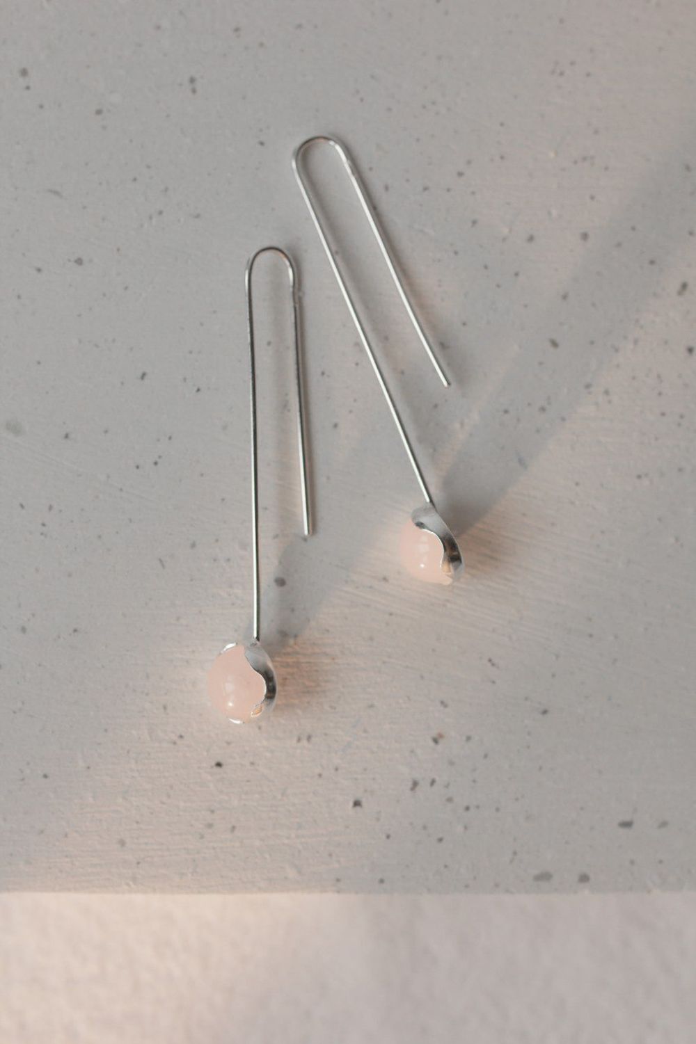 Серьги подковы с розовым кварцем