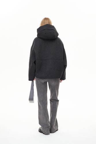 Черная куртка без утеплителя с объёмным капюшоном