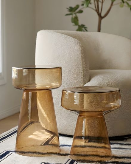 Охровый приставной столик “Флумс”