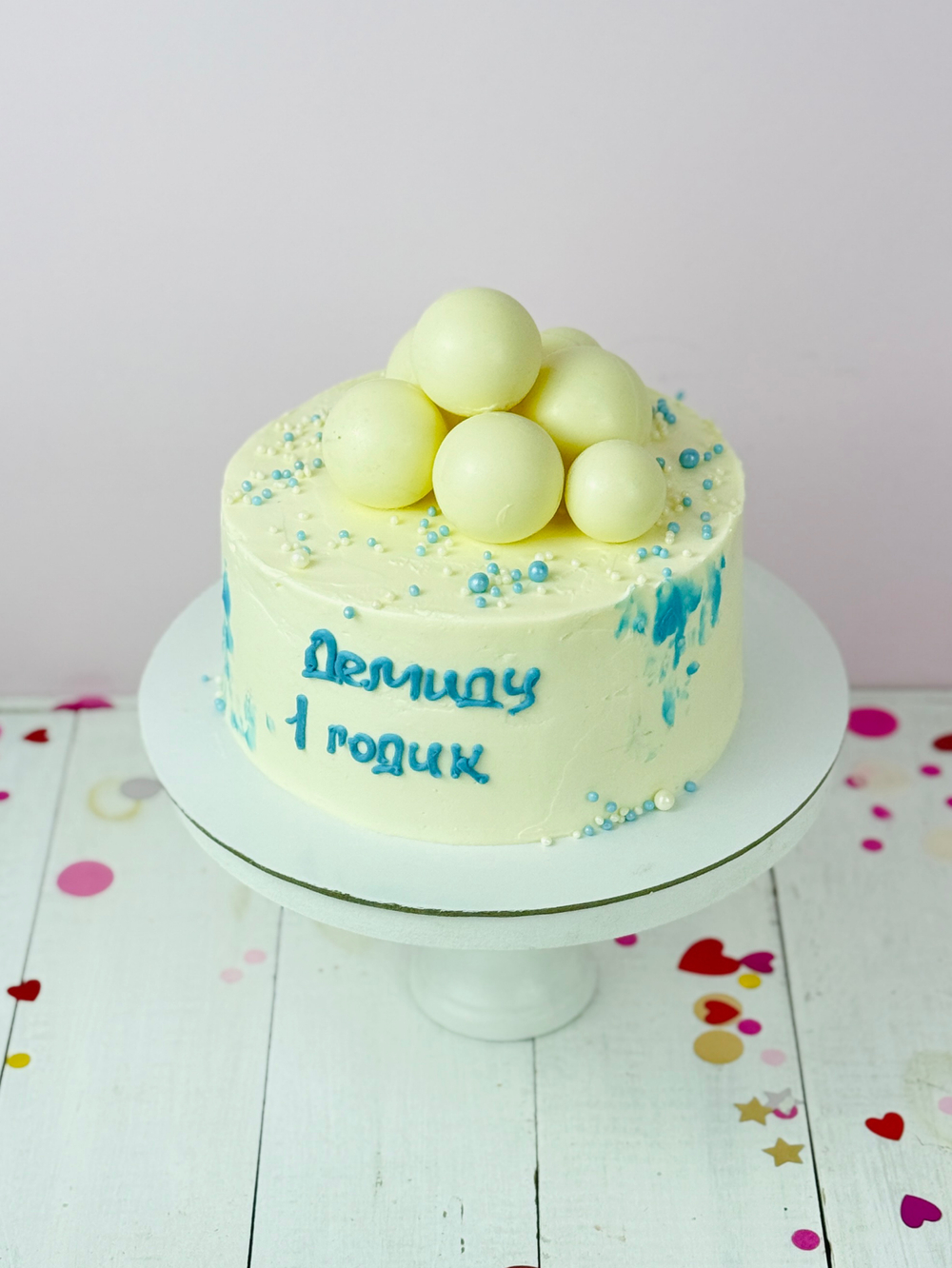 Торт мальчику на годик с белыми шоколадными шарами