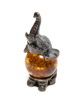 Фигурка с янтарем натуральным - Слон цирковой. Статуэтка из янтаря цельного