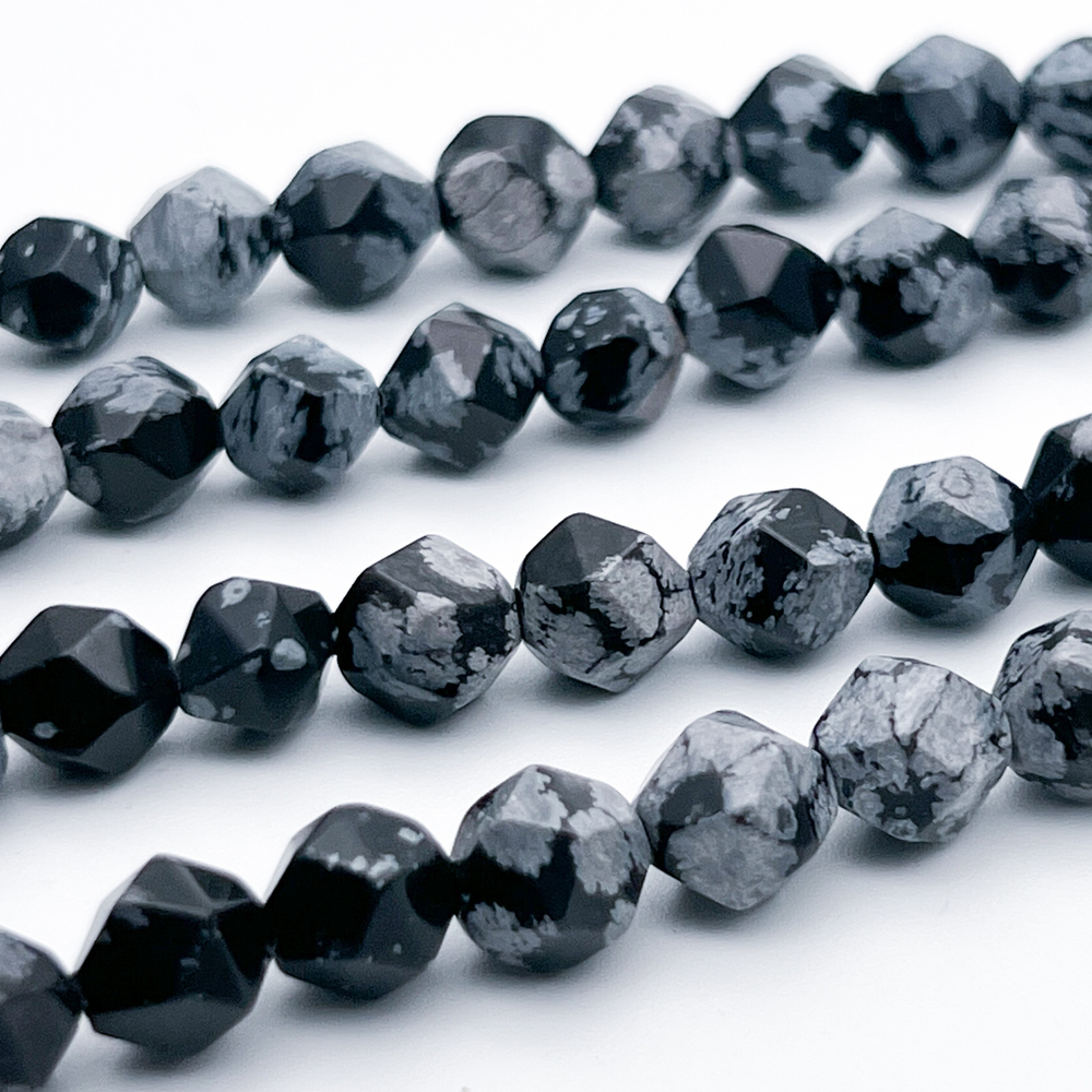 Обсидиан "Снежный" крупной огранки бусины, размер около 8 мм, цена за 22-23 шт (1/2 нити)