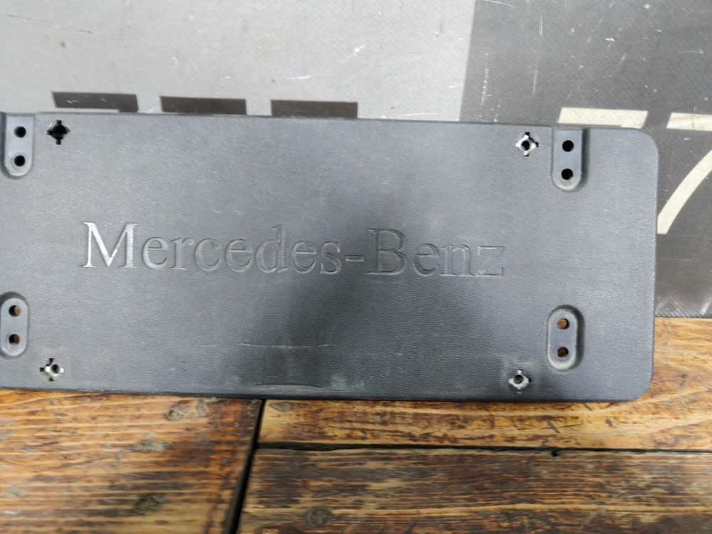 Накладка номерного знака, Площадка гос. номера задняя Mercedes C-Class (W205), E-Class (W212), E-Class (W213), S-Class (W222), GLC (X253), ML GLE (W166), GL GLS (X166), G-Class (W463), Sprinter (W906)  Б/У Оригинал A0008103500