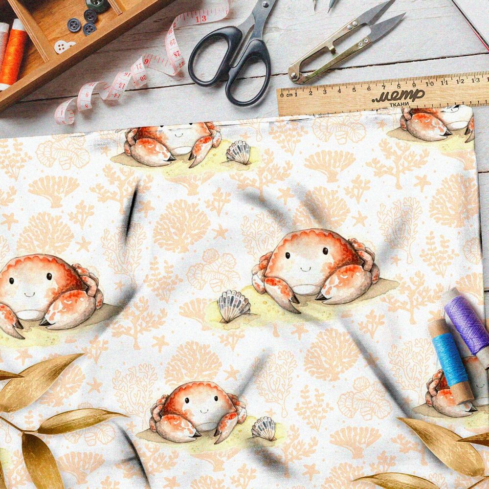 Ткань габардин милые крабы с ракушкой на белом фоне