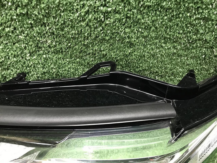 Стекло фары левое Toyota Camry xv70 (2017-2021)