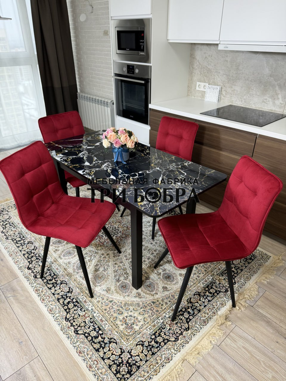 Стеклянный раздвижной стол "Черный мрамор" и стулья "ГУЧИ" бордовый