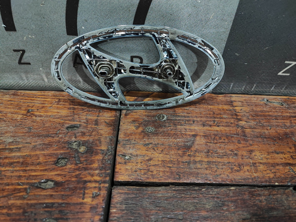 Эмблема на крышку багажника Hyundai Santa Fe 4 (TM) 18-21 Б/У Оригинал 86300S1000