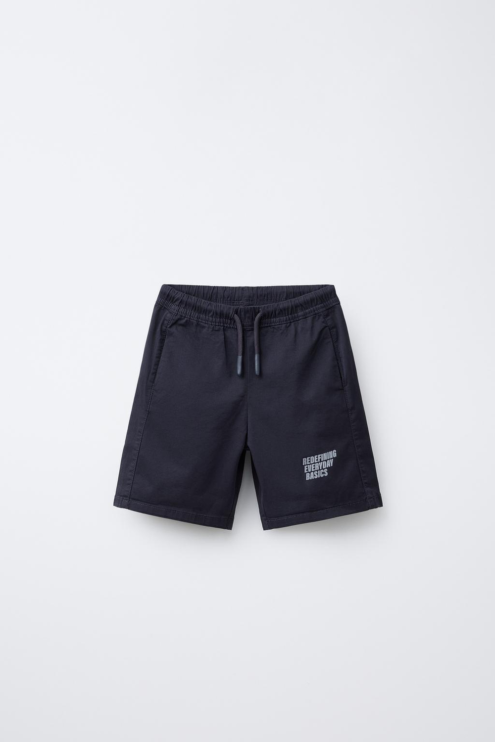 ZARA ШОРТЫ-БЕРМУДЫ ИЗ ВЫСОКОТЕХНОЛОГИЧНОЙ ТКАНИ С НАДПИСЬЮ, АНТРАЦИТОВО-СЕРЫЙ