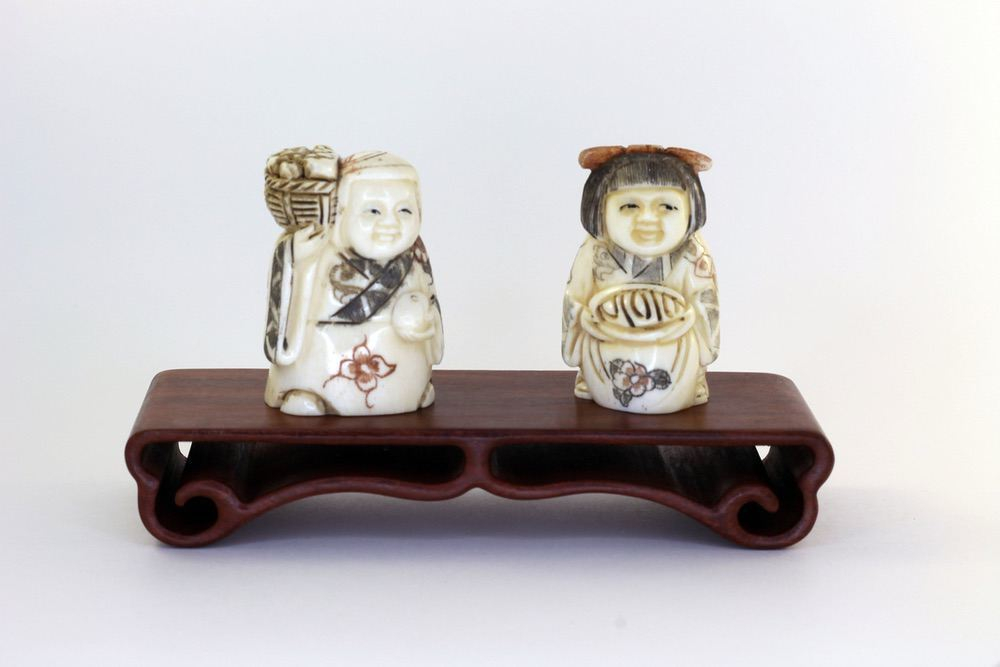 Сет нэцкэ Дзюродзин и Фукурокудзю на подставке