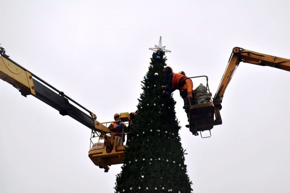 Монтаж большой Уличной ёлки