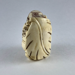 Статуэтка нэцкэ Ребенок карако на огромном листе