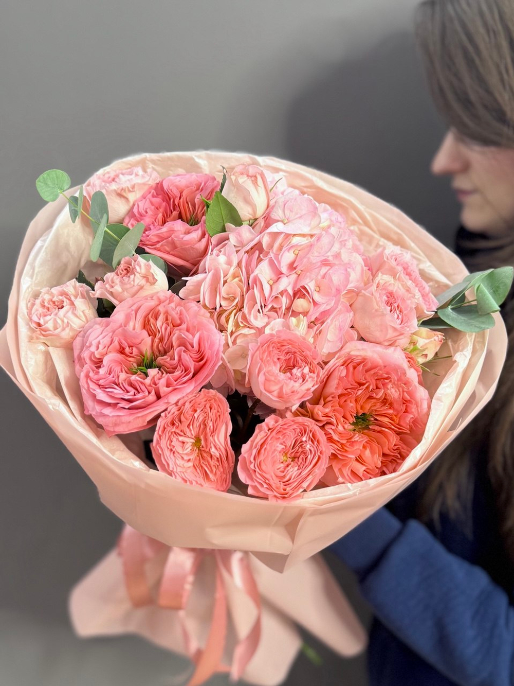 Авторский букет с пионовидными розами сорта "Мандарин"
