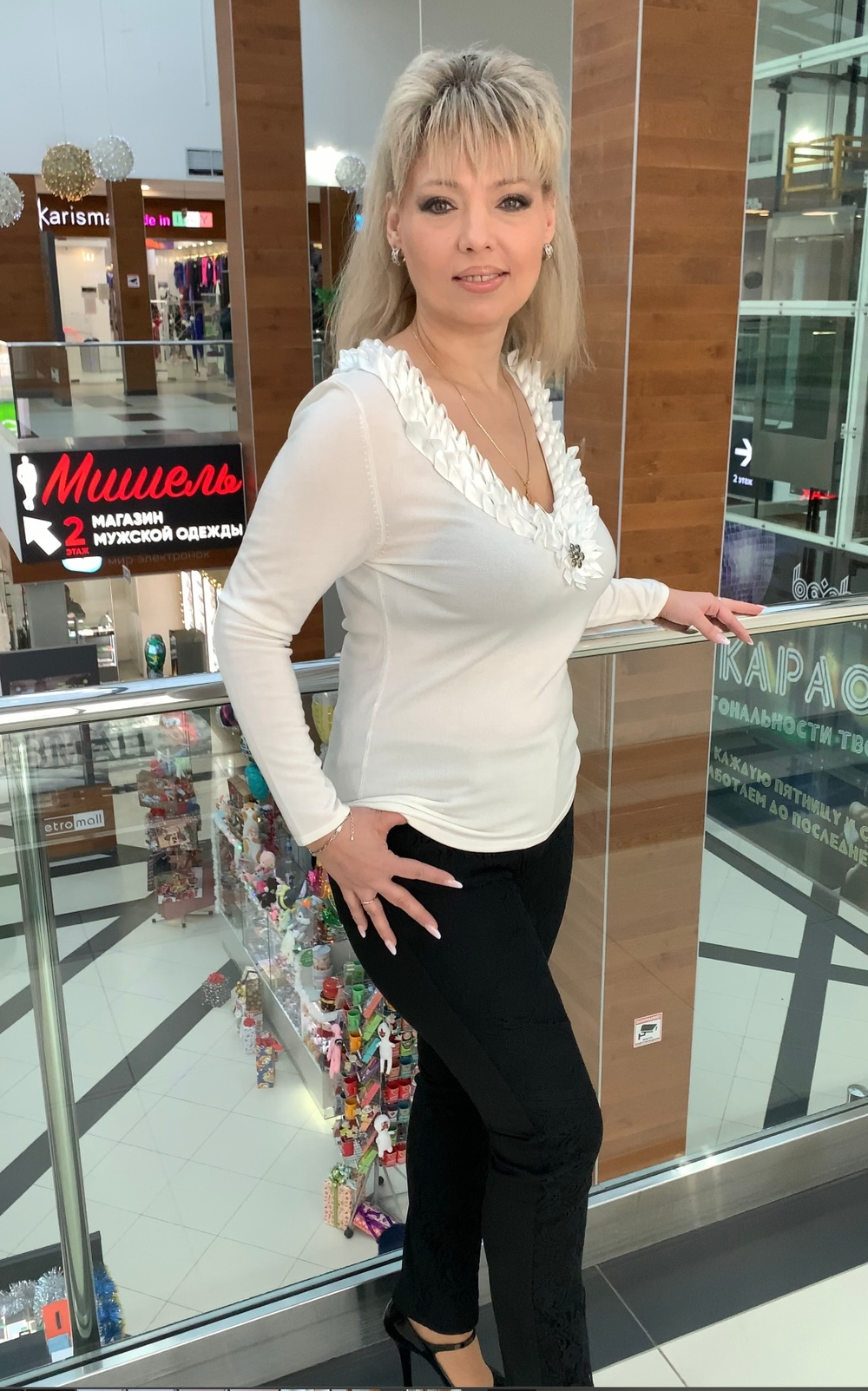 Белый тонкий джемпер с атласным жабо