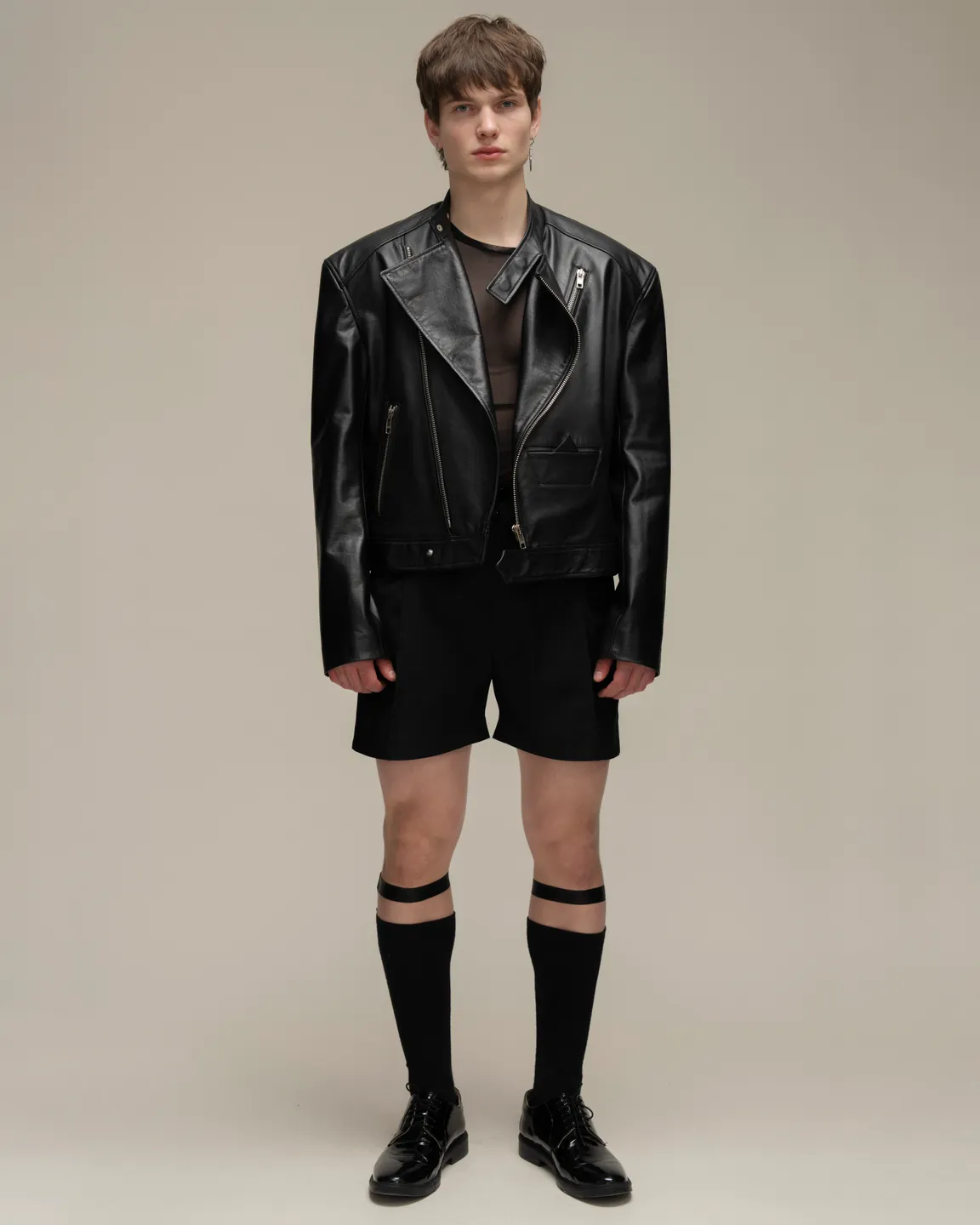 Черная кожаная куртка 