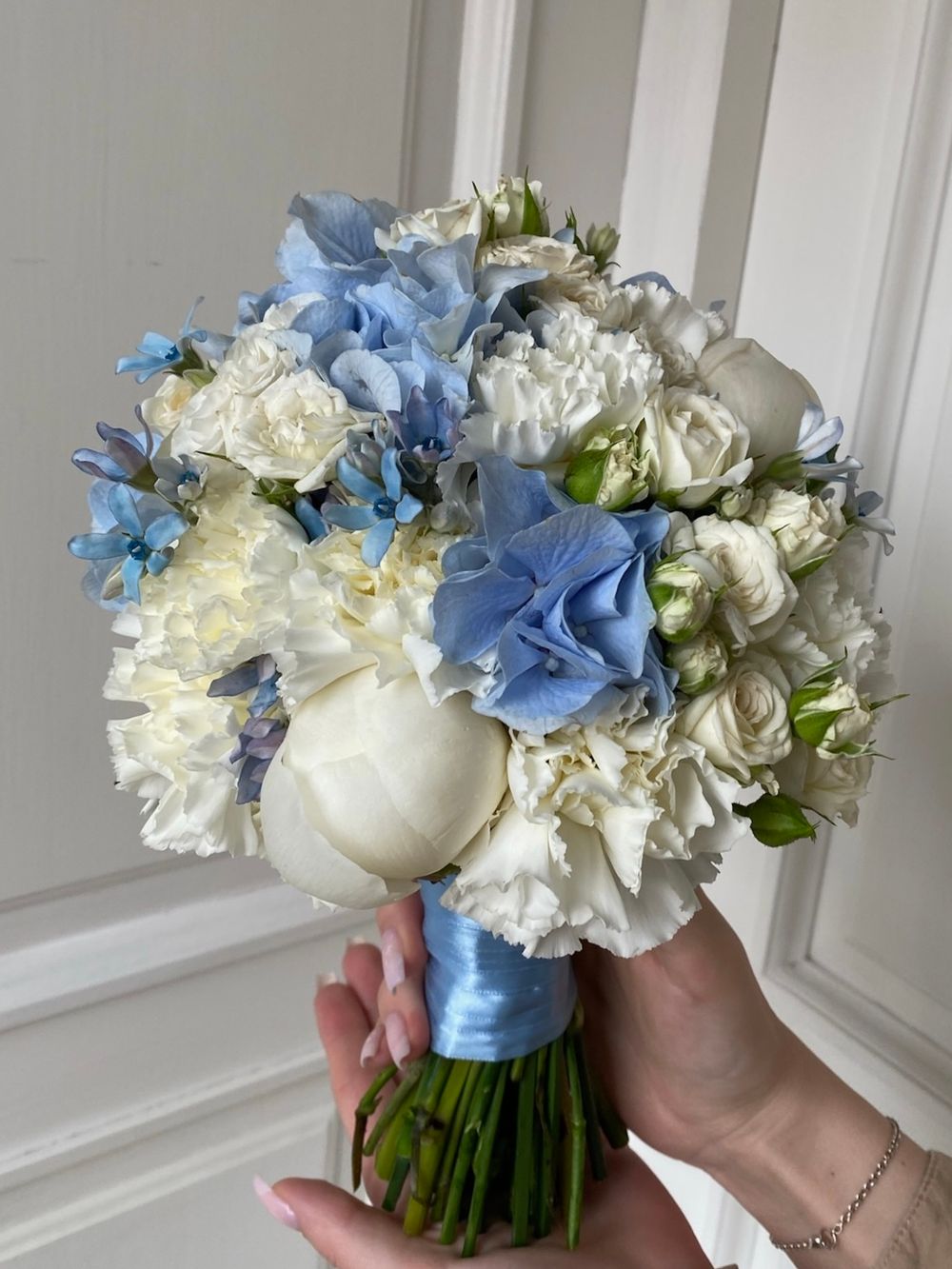 Свадебный букет из гортензии, оксипеталума, пионов, лизиантуса и диантусов