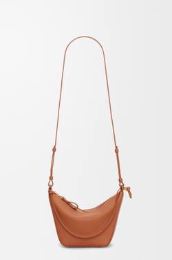 Loewe Мини сумка-хобо Hammock из классической телячьей кожи, желто-коричневый