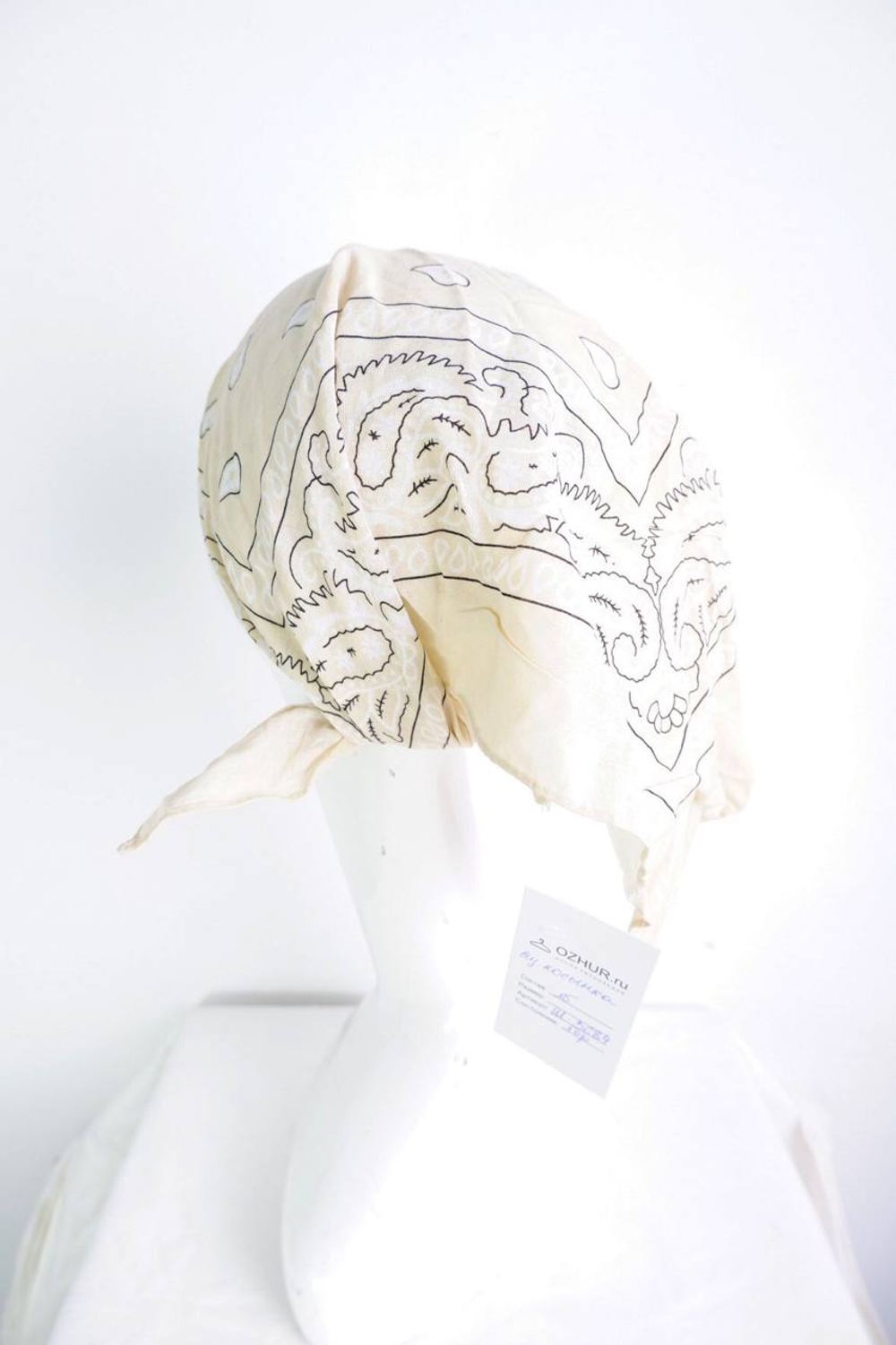 Косынка светлого оттенка