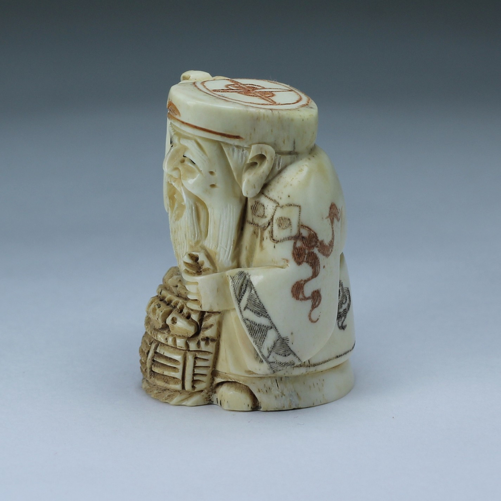 Нэцкэ Дзюродзин с веером и корзиной рыбы