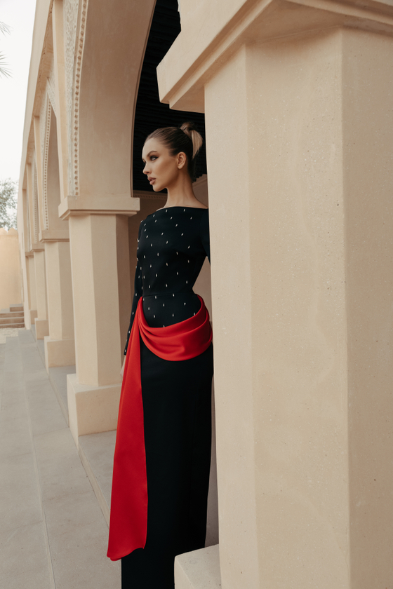 Платье макси сатиновое с вышивкой и драпированным поясом