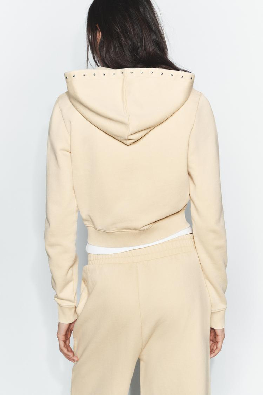 ZARA ТОЛСТОВКА ИЗ ФЛИСА С ЭФФЕКТОМ ПОТЕРТОСТИ И ЗАКЛЕПКАМИ, ЦВЕТ СЛИВОЧНОГО МАСЛА