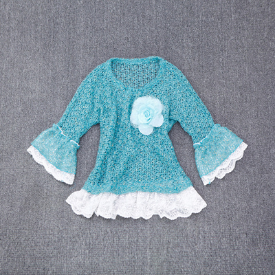 Джемпер с контрастной кружевной окантовкой и аппликацией цветка