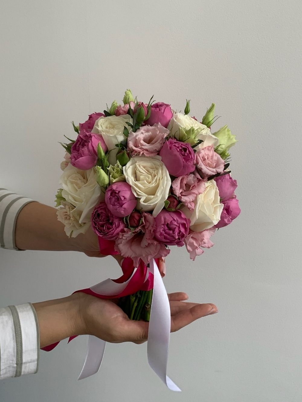 Свадебный букет из кустовых пионовидных роз, лизиантуса, одноголовых роз и зелени