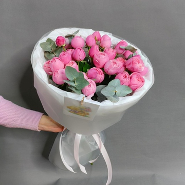 Букет из 7 кустовых пионовидных роз сорта "Силва Пинк" с эвкалиптом