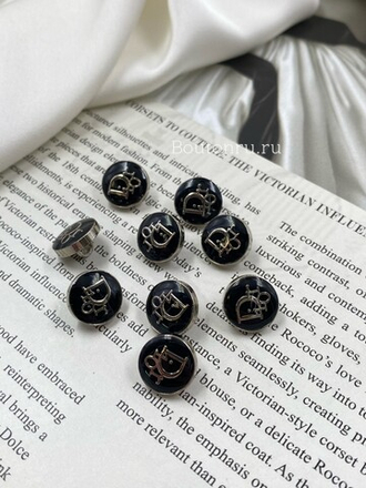 Пуговицы Ди. серебристые лого черная эмаль