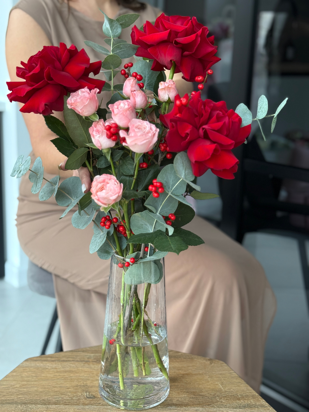 Композиция "Для Мамы" с красными французскими розами, пионовидными розами и илексом в вазе от Флора Маркет