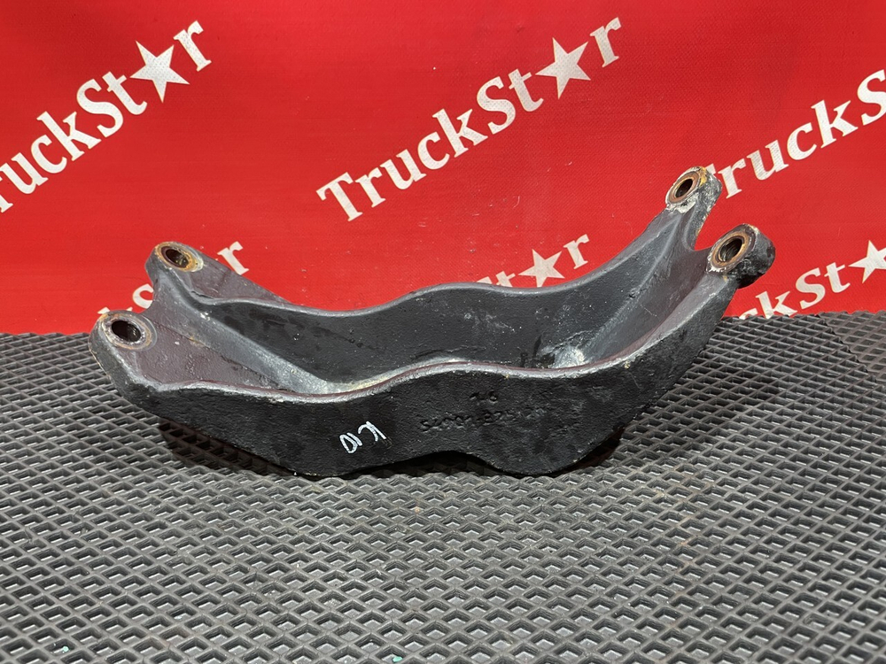 Кронштейн траверсы передней левый 2023г