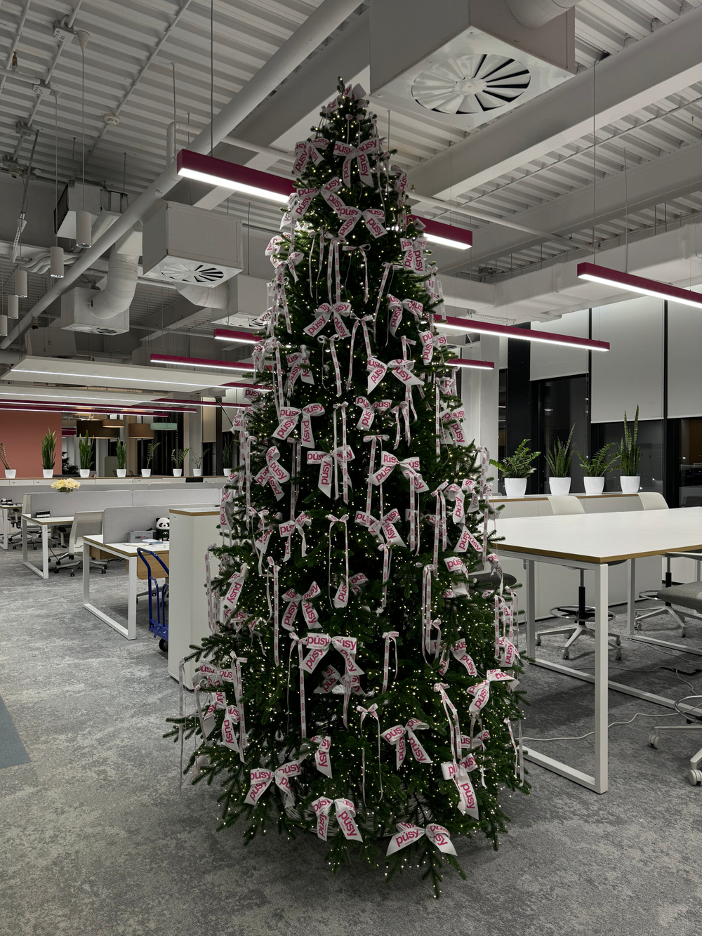 Дизайнерская ель с брендированным декором