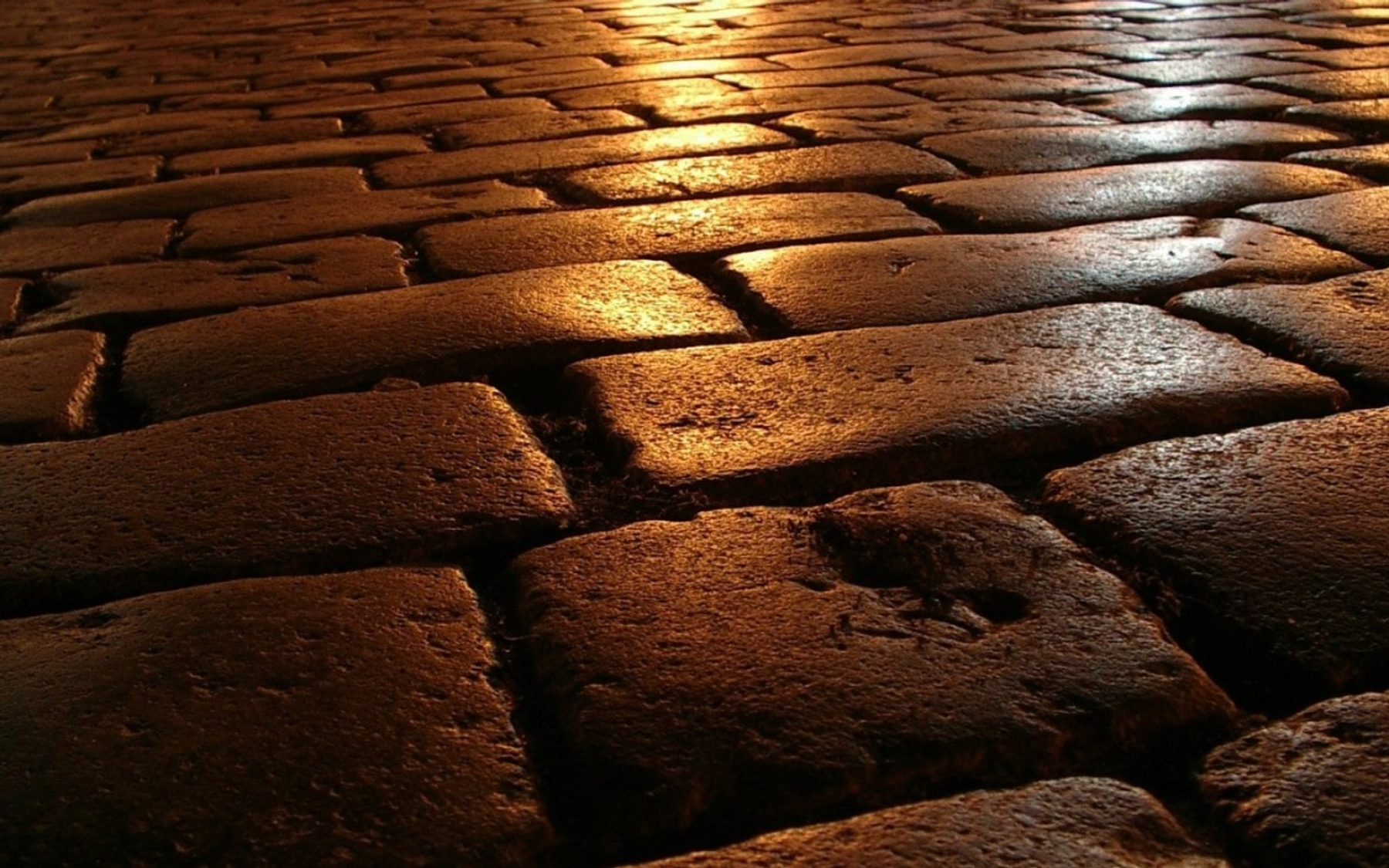 Почему трескается тротуарная плитка после зимы: 5 причин разрушения и профилактика