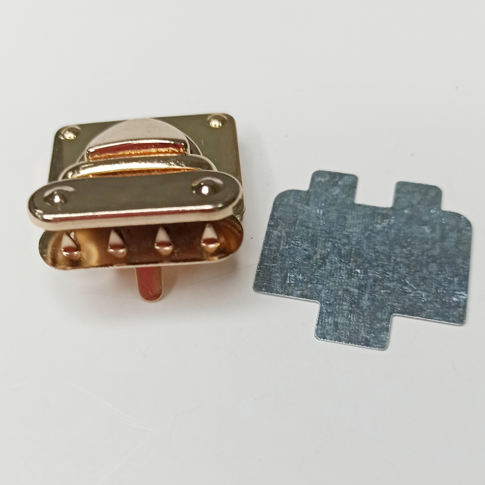 Замок-защелка на зажимах 32*35 Золото