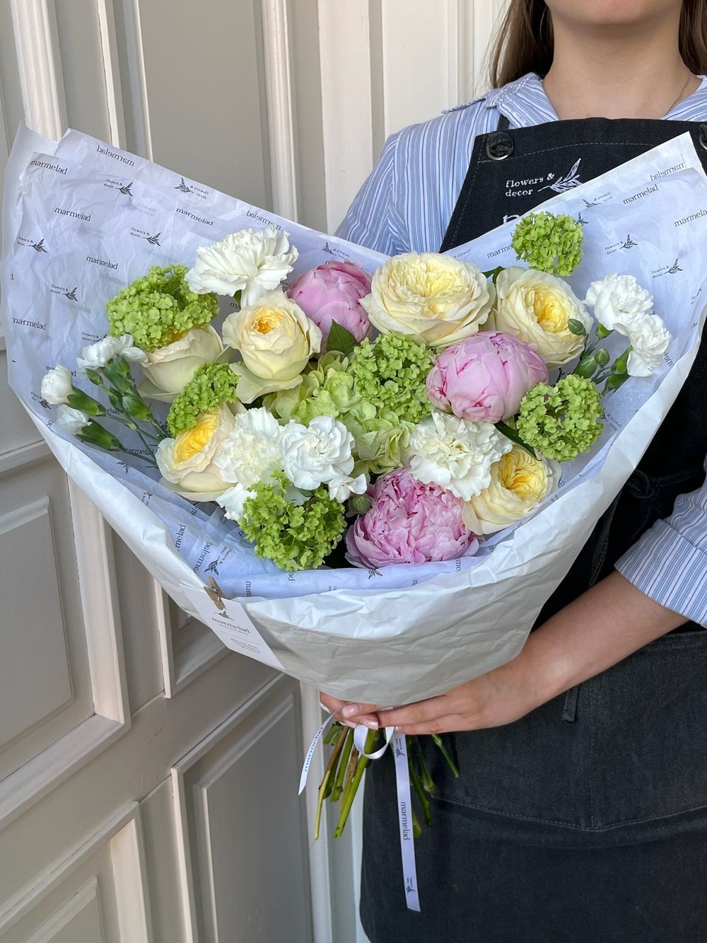 Букет сборный из пионов, кустовых пионовидных роз, вибурнума и кустовых диантусов