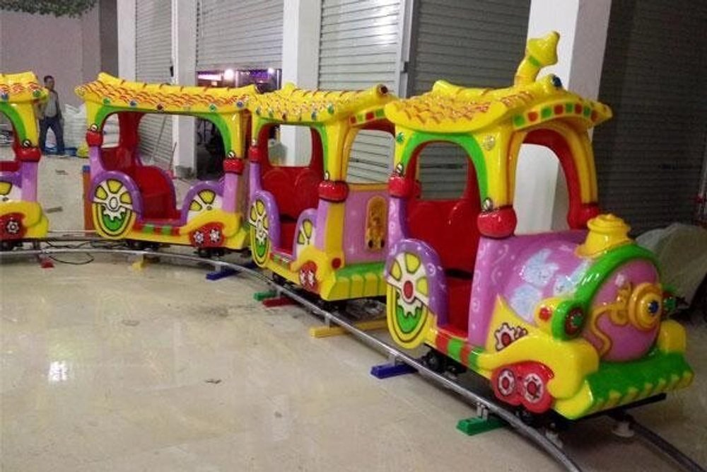железная дорога детский аттракцион, паровозик детский аттракцион, аттракцион железная дорога, карусель железная дорога, карусель детская железная дорога, аттракцион поезд, детский развлекательный автомат железная дорога, карусель поезд с тремся вагонами