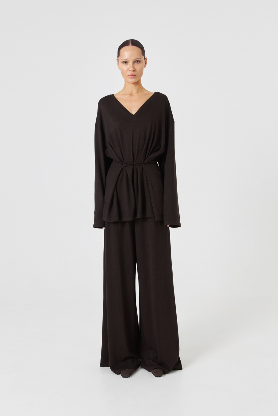 Лонгслив с V-образным вырезом