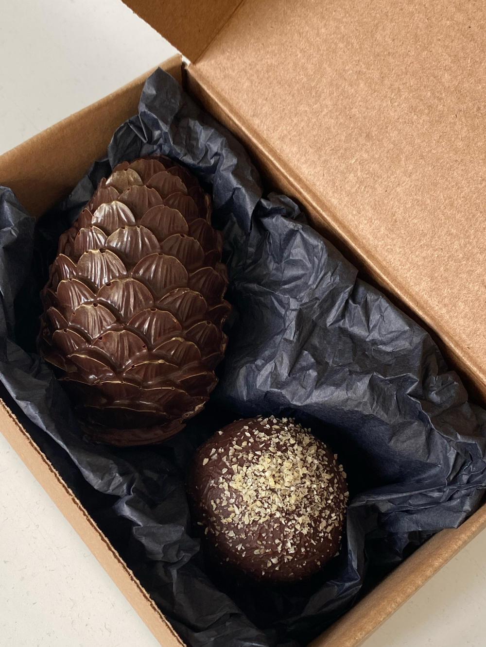 Набор шоколадных фигурок с какао и маршмеллоу, с можжевельником и розмарином