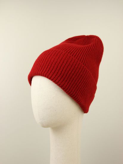 Шапка вязаная "Прогулка с корги", 100% шерсть ягнёнка, цвет красное дерево.