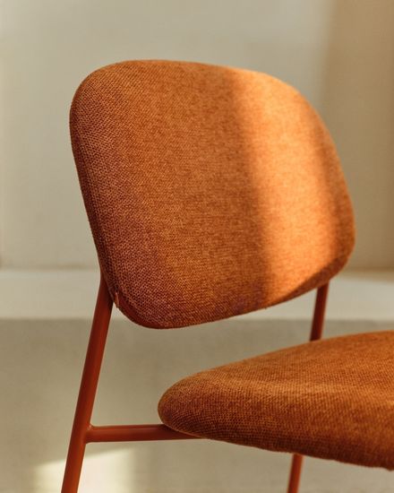 Стул Meli из терракотовой шенилли с терракотовыми металлическими ножками Испания la Forma