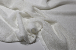 БЕЛЫЙ - Мелкая, слегка буклированная вязка (ОЗ85 Елена) (к1 слегка полосит + дефект кромки)