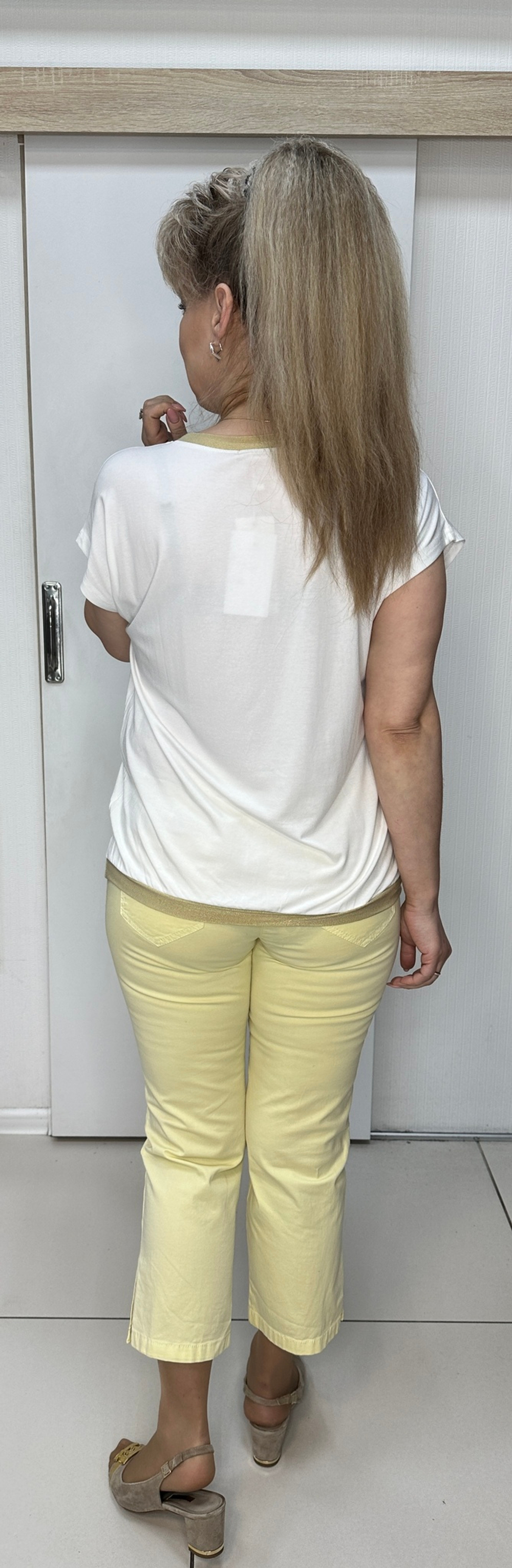 Белая блузон-футболка с изображением клубники