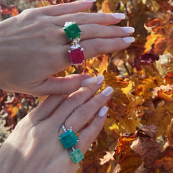 Серебряное кольцо с темно -зеленым изумрудным кварцем и фианитами