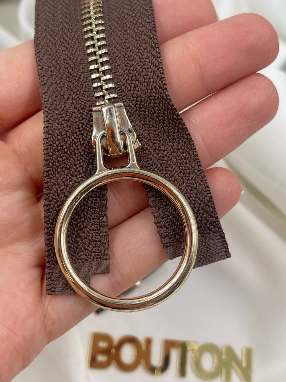 Молния темно-коричневая (молочный шоколад) с золотистым массивным кольцом