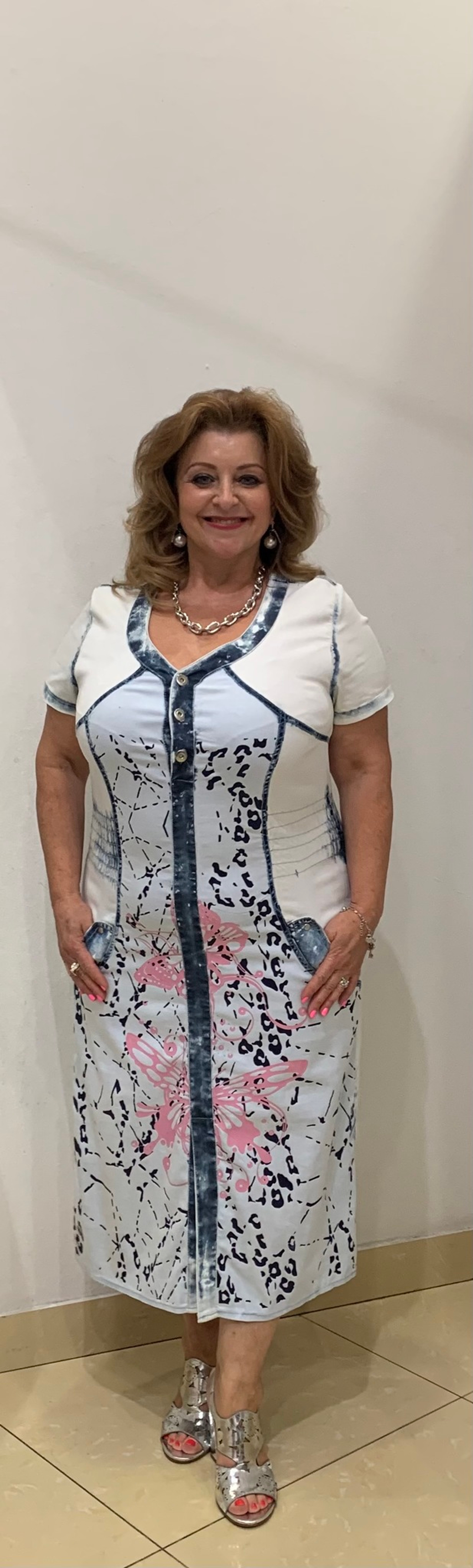 Летнее стрейчевое джинсовое платье с резинкой по талии