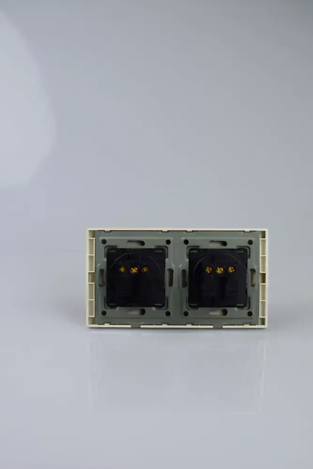 Розетка золотая с заземлением, двойная розетка с защитными шторками